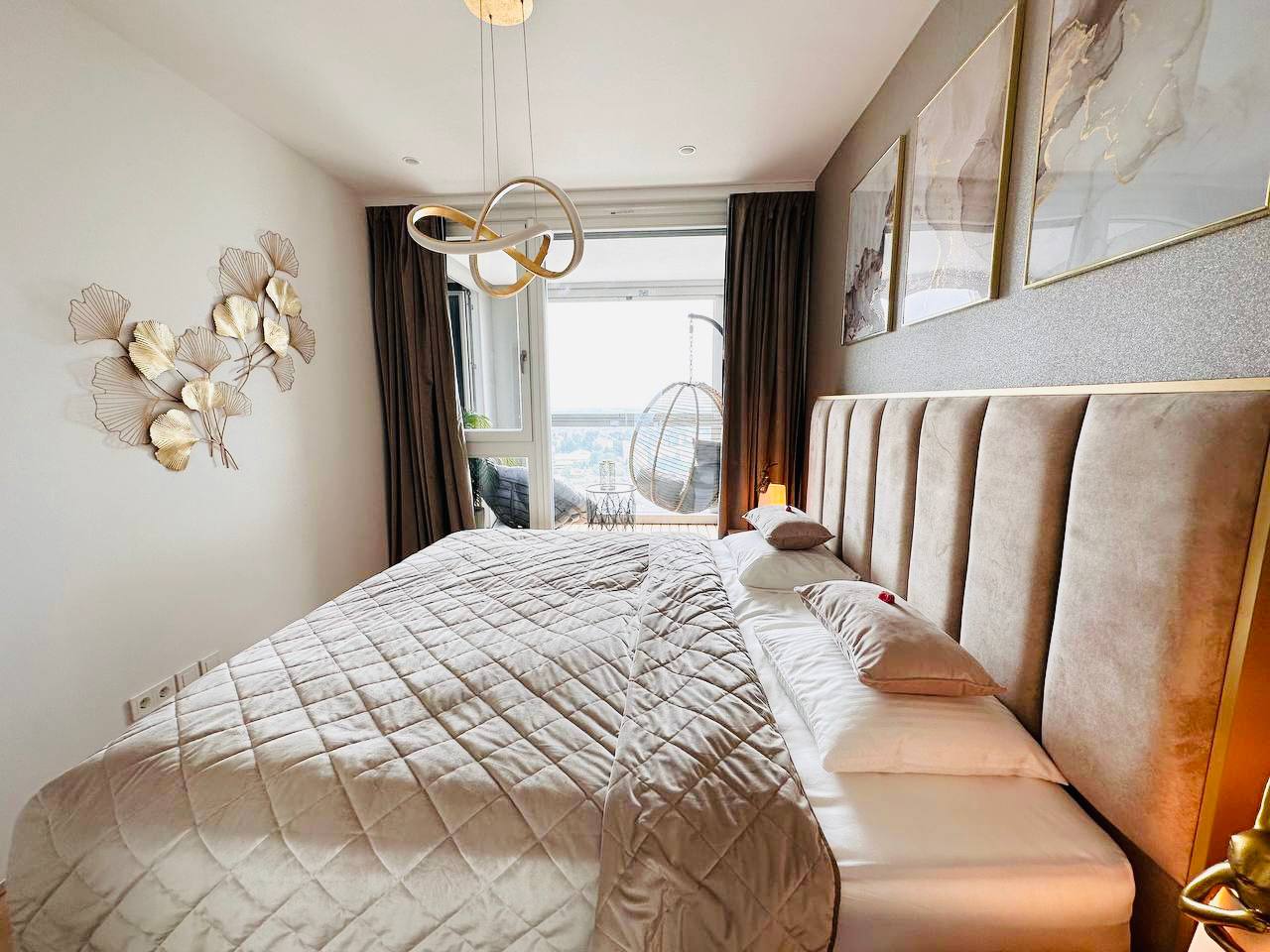 Schlafzimmer mit Wandkunst