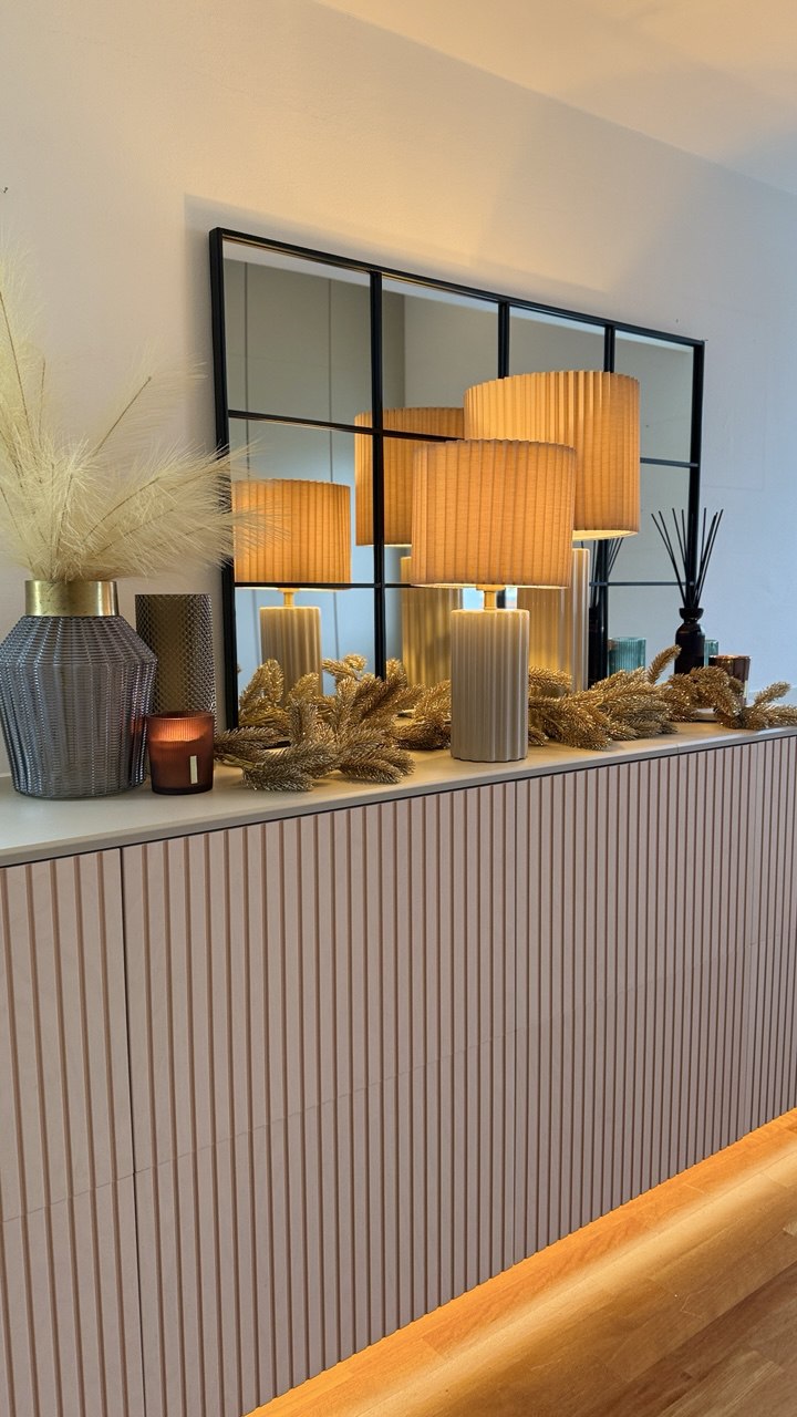 Sideboard mit Plissee-Lampen